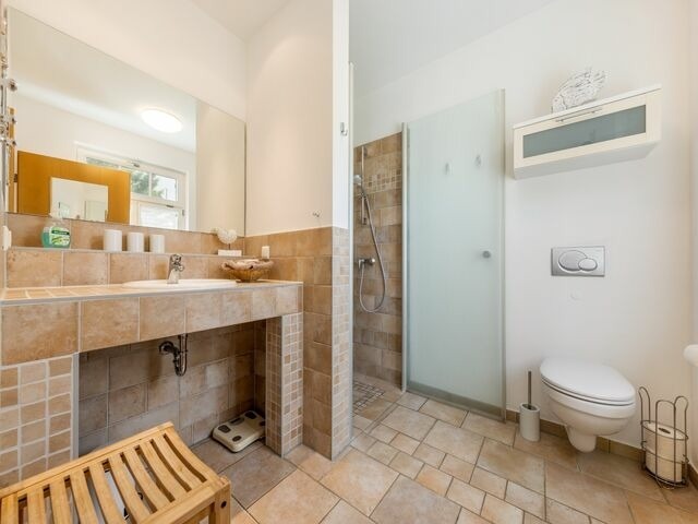 Ferienhaus in Garz - Familienferienhaus R&uuml;genbrise - Gemeinsames Urlauben mit Steg und Boot auf R&uuml;gen - alles inklusive und 5 B&auml;der - Bild 9